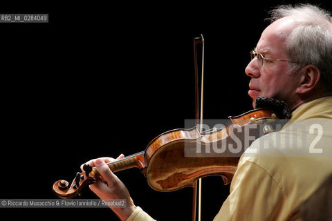 Apr 07 06 Rome, Auditorium Parco della Musica.The Conductor and Violinist Gidon Kremer.durin the reharsals. ©Riccardo Musacchio & Flavio Ianniello/Rosebud2