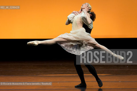 Roma Auditorium parco della Musica 26 01 2014.Eleonora Abbagnato e le Stelle dellOpéra di Parigi.Nella foto: La Dama delle Camelie coreografia: John Neumeier.danzano: ELEONORA  ABBAGNATO E OLEKSANDR RYABKO. ©Riccardo Musacchio & Flavio Ianniello/Rosebud2