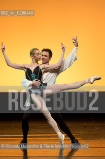 Roma Auditorium parco della Musica 26 01 2014.Eleonora Abbagnato e le Stelle dellOpéra di Parigi.Nella foto: Carmen coreografia: Roland Petit.danzano: ELEONORA ABBAGNATO E MANUEL LEGRIS . ©Riccardo Musacchio & Flavio Ianniello/Rosebud2