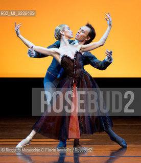 Roma Auditorium parco della Musica 26 01 2014.Eleonora Abbagnato e le Stelle dellOpéra di Parigi.Nella foto: In the Night coreografia: Jerome Robbins.danzano:  ELEONORA  ABBAGNATO E NICOLAS LE RICHE . ©Riccardo Musacchio & Flavio Ianniello/Rosebud2