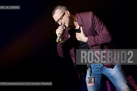 Roma, Auditorium Parco della Musica 05 02 2014.Concerto di Luca Carboni Fisico & politico tour..Nella foto: duetto con Biagio Antonacci. ©Riccardo Musacchio & Flavio Ianniello/Rosebud2