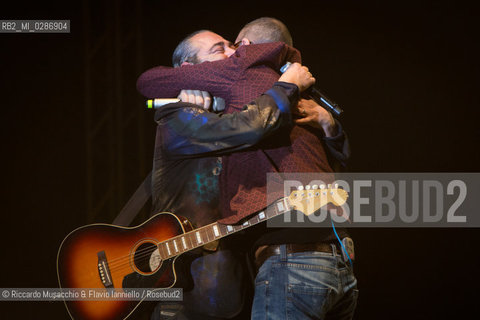 Roma, Auditorium Parco della Musica 05 02 2014.Concerto di Luca Carboni Fisico & politico tour..Nella foto: duetto con Biagio Antonacci. ©Riccardo Musacchio & Flavio Ianniello/Rosebud2
