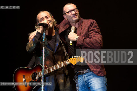 Roma, Auditorium Parco della Musica 05 02 2014.Concerto di Luca Carboni Fisico & politico tour..Nella foto: duetto con Biagio Antonacci. ©Riccardo Musacchio & Flavio Ianniello/Rosebud2