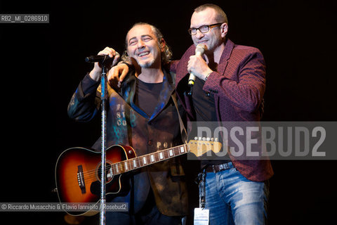 Roma, Auditorium Parco della Musica 05 02 2014.Concerto di Luca Carboni Fisico & politico tour..Nella foto: duetto con Biagio Antonacci. ©Riccardo Musacchio & Flavio Ianniello/Rosebud2