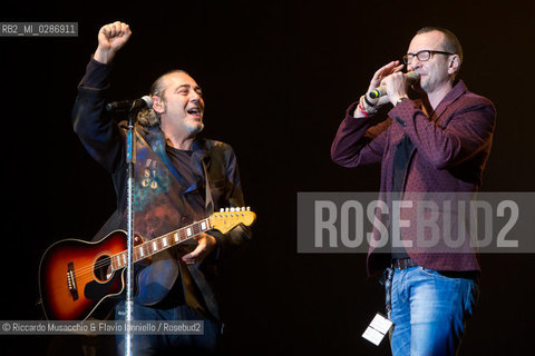Roma, Auditorium Parco della Musica 05 02 2014.Concerto di Luca Carboni Fisico & politico tour..Nella foto: duetto con Biagio Antonacci. ©Riccardo Musacchio & Flavio Ianniello/Rosebud2