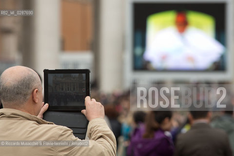 Città del Vaticano, Piazza San Pietro 19 02 2014.Udienza Generale presieduta da Sua santità Papa Francesco..Nella foto: foto ricordo dei pellegrini. ©Riccardo Musacchio & Flavio Ianniello/Rosebud2