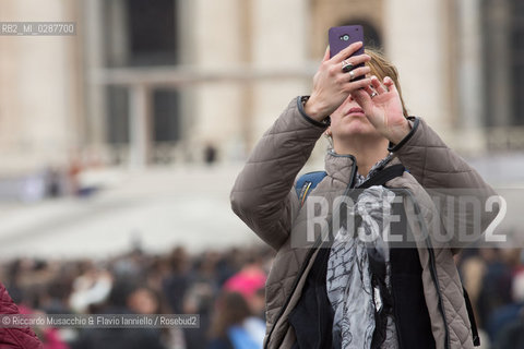Città del Vaticano, Piazza San Pietro 19 02 2014.Udienza Generale presieduta da Sua santità Papa Francesco..Nella foto: foto ricordo dei pellegrini. ©Riccardo Musacchio & Flavio Ianniello/Rosebud2