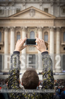 Città del Vaticano, Piazza San Pietro 19 02 2014.Udienza Generale presieduta da Sua santità Papa Francesco..Nella foto: foto ricordo dei pellegrini. ©Riccardo Musacchio & Flavio Ianniello/Rosebud2