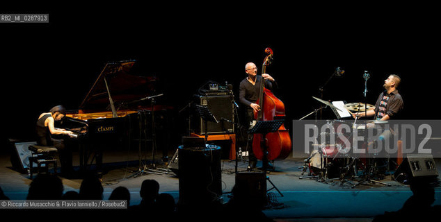 Roma, Auditorium Parco della Musica 27 11 2013.Chihiro Yamanaka Trio After Hours  .Chihiro Yamanaka  pianoforte.Aldo Vigorito  contrabbasso.Mikey Salgarello batteria.. ©Riccardo Musacchio & Flavio Ianniello/Rosebud2