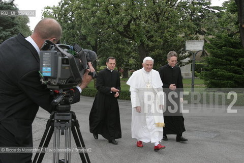 Città del Vaticano-Giardini Vaticani 18 Maggio 2005.il Papa Benedetto XVI durante una passeggiata con il suo segretario personale Mons. George Gaenswein don Mietek (Mieczysław Mokrzycki), segretario personale in seconda. ©Riccardo Musacchio & Flavio Ianniello/Rosebud2