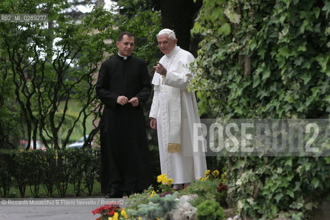 Città del Vaticano-Giardini Vaticani 18 Maggio 2005.il Papa Benedetto XVI durante una passeggiata con il suo segretario personale Mons. George Gaenswein don Mietek (Mieczysław Mokrzycki), segretario personale in seconda. ©Riccardo Musacchio & Flavio Ianniello/Rosebud2