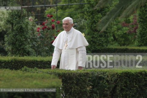 Città del Vaticano-Giardini Vaticani 18 Maggio 2005.il Papa Benedetto XVI durante una passeggiata con il suo segretario personale Mons. George Gaenswein don Mietek (Mieczysław Mokrzycki), segretario personale in seconda. ©Riccardo Musacchio & Flavio Ianniello/Rosebud2