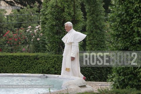 Città del Vaticano-Giardini Vaticani 18 Maggio 2005.il Papa Benedetto XVI durante una passeggiata con il suo segretario personale Mons. George Gaenswein don Mietek (Mieczysław Mokrzycki), segretario personale in seconda. ©Riccardo Musacchio & Flavio Ianniello/Rosebud2