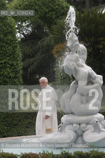 Città del Vaticano-Giardini Vaticani 18 Maggio 2005.il Papa Benedetto XVI durante una passeggiata con il suo segretario personale Mons. George Gaenswein don Mietek (Mieczysław Mokrzycki), segretario personale in seconda. ©Riccardo Musacchio & Flavio Ianniello/Rosebud2