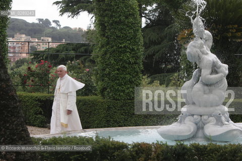 Città del Vaticano-Giardini Vaticani 18 Maggio 2005.il Papa Benedetto XVI durante una passeggiata con il suo segretario personale Mons. George Gaenswein don Mietek (Mieczysław Mokrzycki), segretario personale in seconda. ©Riccardo Musacchio & Flavio Ianniello/Rosebud2