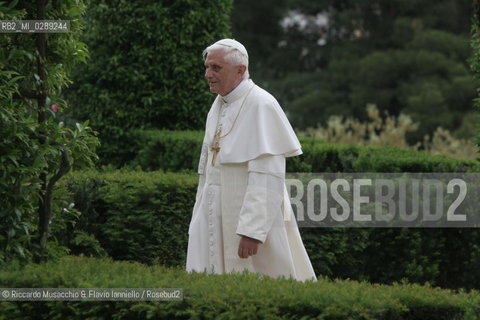 Città del Vaticano-Giardini Vaticani 18 Maggio 2005.il Papa Benedetto XVI durante una passeggiata con il suo segretario personale Mons. George Gaenswein don Mietek (Mieczysław Mokrzycki), segretario personale in seconda. ©Riccardo Musacchio & Flavio Ianniello/Rosebud2