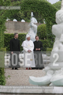 Città del Vaticano-Giardini Vaticani 18 Maggio 2005.il Papa Benedetto XVI durante una passeggiata con il suo segretario personale Mons. George Gaenswein don Mietek (Mieczysław Mokrzycki), segretario personale in seconda. ©Riccardo Musacchio & Flavio Ianniello/Rosebud2