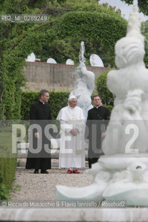 Città del Vaticano-Giardini Vaticani 18 Maggio 2005.il Papa Benedetto XVI durante una passeggiata con il suo segretario personale Mons. George Gaenswein don Mietek (Mieczysław Mokrzycki), segretario personale in seconda. ©Riccardo Musacchio & Flavio Ianniello/Rosebud2