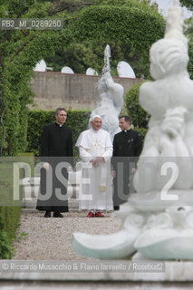 Città del Vaticano-Giardini Vaticani 18 Maggio 2005.il Papa Benedetto XVI durante una passeggiata con il suo segretario personale Mons. George Gaenswein don Mietek (Mieczysław Mokrzycki), segretario personale in seconda. ©Riccardo Musacchio & Flavio Ianniello/Rosebud2