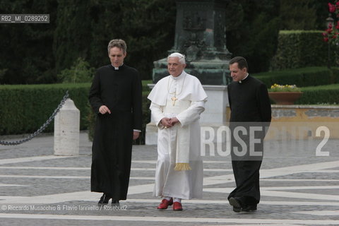 Città del Vaticano-Giardini Vaticani 18 Maggio 2005.il Papa Benedetto XVI durante una passeggiata con il suo segretario personale Mons. George Gaenswein don Mietek (Mieczysław Mokrzycki), segretario personale in seconda. ©Riccardo Musacchio & Flavio Ianniello/Rosebud2