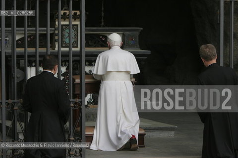 Città del Vaticano-Giardini Vaticani 18 Maggio 2005.il Papa Benedetto XVI durante una passeggiata con il suo segretario personale Mons. George Gaenswein don Mietek (Mieczysław Mokrzycki), segretario personale in seconda. ©Riccardo Musacchio & Flavio Ianniello/Rosebud2