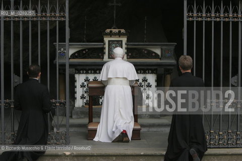 Città del Vaticano-Giardini Vaticani 18 Maggio 2005.il Papa Benedetto XVI durante una passeggiata con il suo segretario personale Mons. George Gaenswein don Mietek (Mieczysław Mokrzycki), segretario personale in seconda. ©Riccardo Musacchio & Flavio Ianniello/Rosebud2