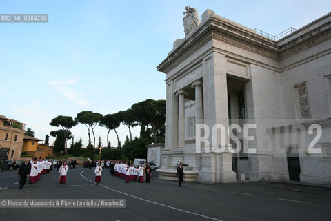 Citta del Vaticano 31 05 2007..Chiusura del Mese Mariano..Processione allinterno dei Giardini Vaticani..nella foto: la processione di fronte alla Stazione Ferroviaria Vaticana..Ph Flavio Ianniello
 ©Riccardo Musacchio & Flavio Ianniello/Rosebud2