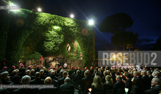 Citta del Vaticano 31 05 2007..Chiusura del Mese Mariano..Processione allinterno dei Giardini Vaticani..nella foto: Sua Santita Papa Benedetto XVI presenzia la lettura del rosario nella Grotta di Lourdes, copia della omonima grotta..Ph Flavio Ianniello
 ©Riccardo Musacchio & Flavio Ianniello/Rosebud2