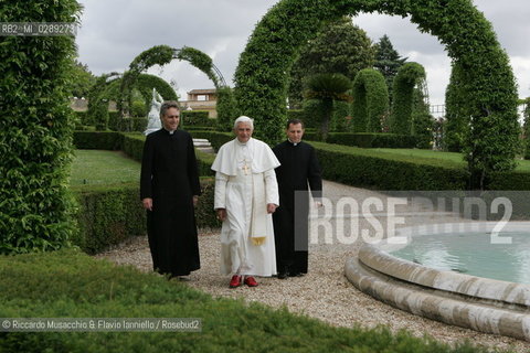 Città del Vaticano-Giardini Vaticani 18 Maggio 2005.il Papa Benedetto XVI durante una passeggiata con il suo segretario personale Mons. George Gaenswein don Mietek (Mieczysław Mokrzycki), segretario personale in seconda. ©Riccardo Musacchio & Flavio Ianniello/Rosebud2