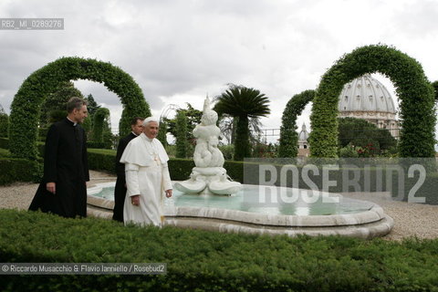 Città del Vaticano-Giardini Vaticani 18 Maggio 2005.il Papa Benedetto XVI durante una passeggiata con il suo segretario personale Mons. George Gaenswein don Mietek (Mieczysław Mokrzycki), segretario personale in seconda. ©Riccardo Musacchio & Flavio Ianniello/Rosebud2