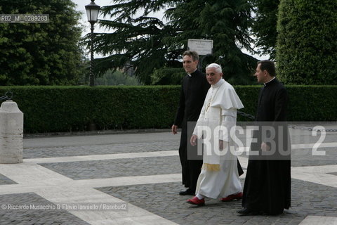 Città del Vaticano-Giardini Vaticani 18 Maggio 2005.il Papa Benedetto XVI durante una passeggiata con il suo segretario personale Mons. George Gaenswein don Mietek (Mieczysław Mokrzycki), segretario personale in seconda. ©Riccardo Musacchio & Flavio Ianniello/Rosebud2