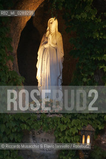 Citta del Vaticano 31 05 2007..Chiusura del Mese Mariano..Processione allinterno dei Giardini Vaticani..nella foto: la statua della Madonna della Grotta di Lourdes, copia della omonima grotta presente nei giardini pontifici...Ph Flavio Ianniello
 ©Riccardo Musacchio & Flavio Ianniello/Rosebud2