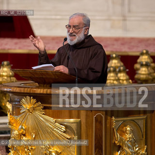Città del Vaticano, Basilica di San Pietro 18 04 2014.Celebrazione della Passione del Signore, Adorazione della Croce presieduta da Sua Santità Papa Francesco..Nella foto: lomelia di padre Cantalamessa. ©Riccardo Musacchio & Flavio Ianniello/Rosebud2
