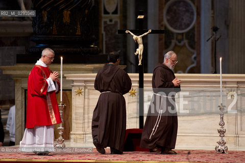 Città del Vaticano, Basilica di San Pietro 18 04 2014.Celebrazione della Passione del Signore, Adorazione della Croce presieduta da Sua Santità Papa Francesco..Nella foto: padre Cantalamessa. ©Riccardo Musacchio & Flavio Ianniello/Rosebud2