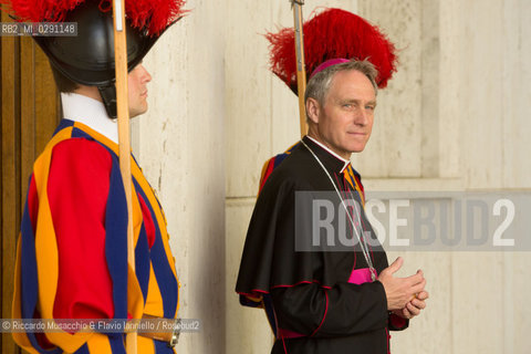Città del Vaticano 29 04 2014. Udienza privata di Papa Francesco al Presidente della Repubblica del Paraguay Horacio Manuel CARTES JARA. .Nella foto: Mons Georg Gaenswein e le Guardie Svizzere. ©Riccardo Musacchio & Flavio Ianniello/Rosebud2