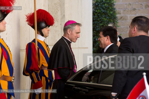 Città del Vaticano 29 04 2014. Udienza privata di Papa Francesco al Presidente della Repubblica del Paraguay Horacio Manuel CARTES JARA. .Nella foto: Mons Georg Gaenswein e le Guardie Svizzere. ©Riccardo Musacchio & Flavio Ianniello/Rosebud2