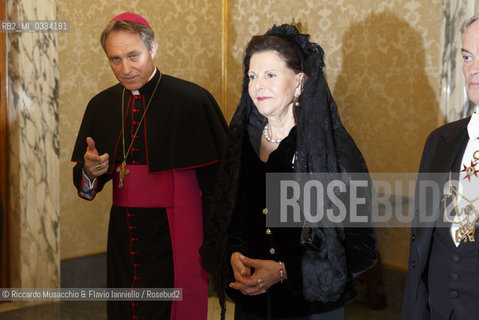 Città del Vaticano 27 04 2015, Palazzo Apostolico. Papa Francesco riceve in udienza privata La Regina Silvia di Svezia, accompagnata dalla figlia la Principessa Madeleine (in cinta allottavo mese, suo marito Christopher ONeill e la loro figlia Leonore. . ©Riccardo Musacchio & Flavio Ianniello/Rosebud2