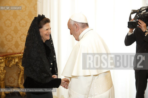 Città del Vaticano 27 04 2015, Palazzo Apostolico. Papa Francesco riceve in udienza privata La Regina Silvia di Svezia, accompagnata dalla figlia la Principessa Madeleine (in cinta allottavo mese, suo marito Christopher ONeill e la loro figlia Leonore. . ©Riccardo Musacchio & Flavio Ianniello/Rosebud2