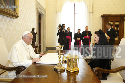 Città del Vaticano 27 04 2015, Palazzo Apostolico. Papa Francesco riceve in udienza privata La Regina Silvia di Svezia, accompagnata dalla figlia la Principessa Madeleine (in cinta allottavo mese, suo marito Christopher ONeill e la loro figlia Leonore. . ©Riccardo Musacchio & Flavio Ianniello/Rosebud2