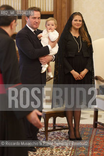 Città del Vaticano 27 04 2015, Palazzo Apostolico. Papa Francesco riceve in udienza privata La Regina Silvia di Svezia, accompagnata dalla figlia la Principessa Madeleine (in cinta allottavo mese, suo marito Christopher ONeill e la loro figlia Leonore. . ©Riccardo Musacchio & Flavio Ianniello/Rosebud2