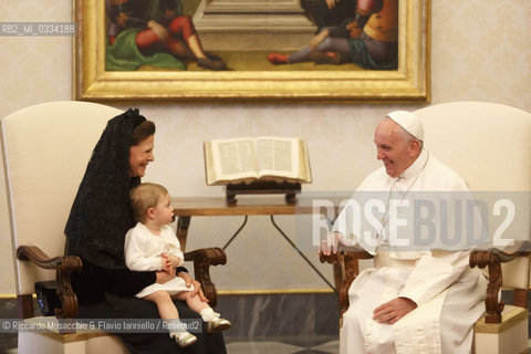 Città del Vaticano 27 04 2015, Palazzo Apostolico. Papa Francesco riceve in udienza privata La Regina Silvia di Svezia, accompagnata dalla figlia la Principessa Madeleine (in cinta allottavo mese, suo marito Christopher ONeill e la loro figlia Leonore. . ©Riccardo Musacchio & Flavio Ianniello/Rosebud2