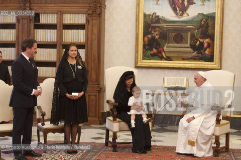 Città del Vaticano 27 04 2015, Palazzo Apostolico. Papa Francesco riceve in udienza privata La Regina Silvia di Svezia, accompagnata dalla figlia la Principessa Madeleine (in cinta allottavo mese, suo marito Christopher ONeill e la loro figlia Leonore. . ©Riccardo Musacchio & Flavio Ianniello/Rosebud2