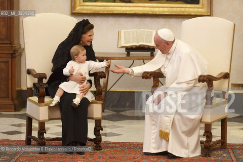 Città del Vaticano 27 04 2015, Palazzo Apostolico. Papa Francesco riceve in udienza privata La Regina Silvia di Svezia, accompagnata dalla figlia la Principessa Madeleine (in cinta allottavo mese, suo marito Christopher ONeill e la loro figlia Leonore. . ©Riccardo Musacchio & Flavio Ianniello/Rosebud2