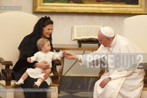 Città del Vaticano 27 04 2015, Palazzo Apostolico. Papa Francesco riceve in udienza privata La Regina Silvia di Svezia, accompagnata dalla figlia la Principessa Madeleine (in cinta allottavo mese, suo marito Christopher ONeill e la loro figlia Leonore. . ©Riccardo Musacchio & Flavio Ianniello/Rosebud2