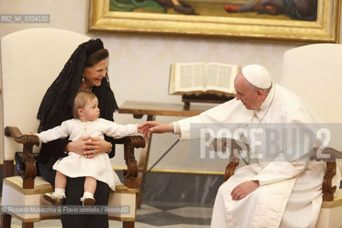 Città del Vaticano 27 04 2015, Palazzo Apostolico. Papa Francesco riceve in udienza privata La Regina Silvia di Svezia, accompagnata dalla figlia la Principessa Madeleine (in cinta allottavo mese, suo marito Christopher ONeill e la loro figlia Leonore. . ©Riccardo Musacchio & Flavio Ianniello/Rosebud2