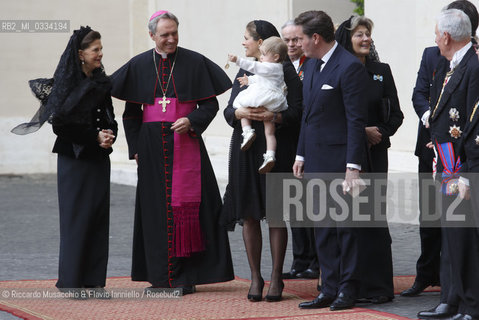 Città del Vaticano 27 04 2015, Palazzo Apostolico. Papa Francesco riceve in udienza privata La Regina Silvia di Svezia, accompagnata dalla figlia la Principessa Madeleine (in cinta allottavo mese, suo marito Christopher ONeill e la loro figlia Leonore. . ©Riccardo Musacchio & Flavio Ianniello/Rosebud2