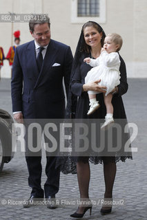 Città del Vaticano 27 04 2015, Palazzo Apostolico. Papa Francesco riceve in udienza privata La Regina Silvia di Svezia, accompagnata dalla figlia la Principessa Madeleine (in cinta allottavo mese, suo marito Christopher ONeill e la loro figlia Leonore. . ©Riccardo Musacchio & Flavio Ianniello/Rosebud2