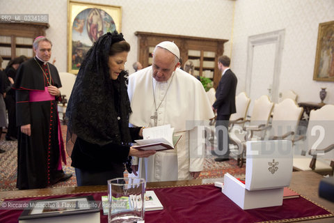 Città del Vaticano 27 04 2015, Palazzo Apostolico. Papa Francesco riceve in udienza privata La Regina Silvia di Svezia, accompagnata dalla figlia la Principessa Madeleine (in cinta allottavo mese, suo marito Christopher ONeill e la loro figlia Leonore. . ©Riccardo Musacchio & Flavio Ianniello/Rosebud2