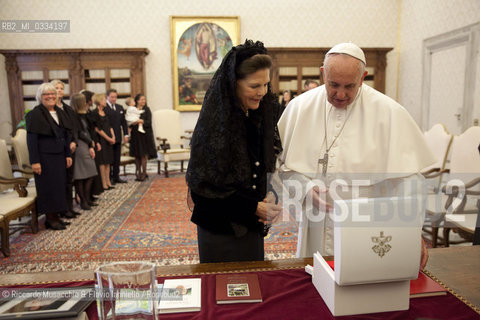 Città del Vaticano 27 04 2015, Palazzo Apostolico. Papa Francesco riceve in udienza privata La Regina Silvia di Svezia, accompagnata dalla figlia la Principessa Madeleine (in cinta allottavo mese, suo marito Christopher ONeill e la loro figlia Leonore. . ©Riccardo Musacchio & Flavio Ianniello/Rosebud2