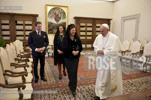 Città del Vaticano 27 04 2015, Palazzo Apostolico. Papa Francesco riceve in udienza privata La Regina Silvia di Svezia, accompagnata dalla figlia la Principessa Madeleine (in cinta allottavo mese, suo marito Christopher ONeill e la loro figlia Leonore. . ©Riccardo Musacchio & Flavio Ianniello/Rosebud2